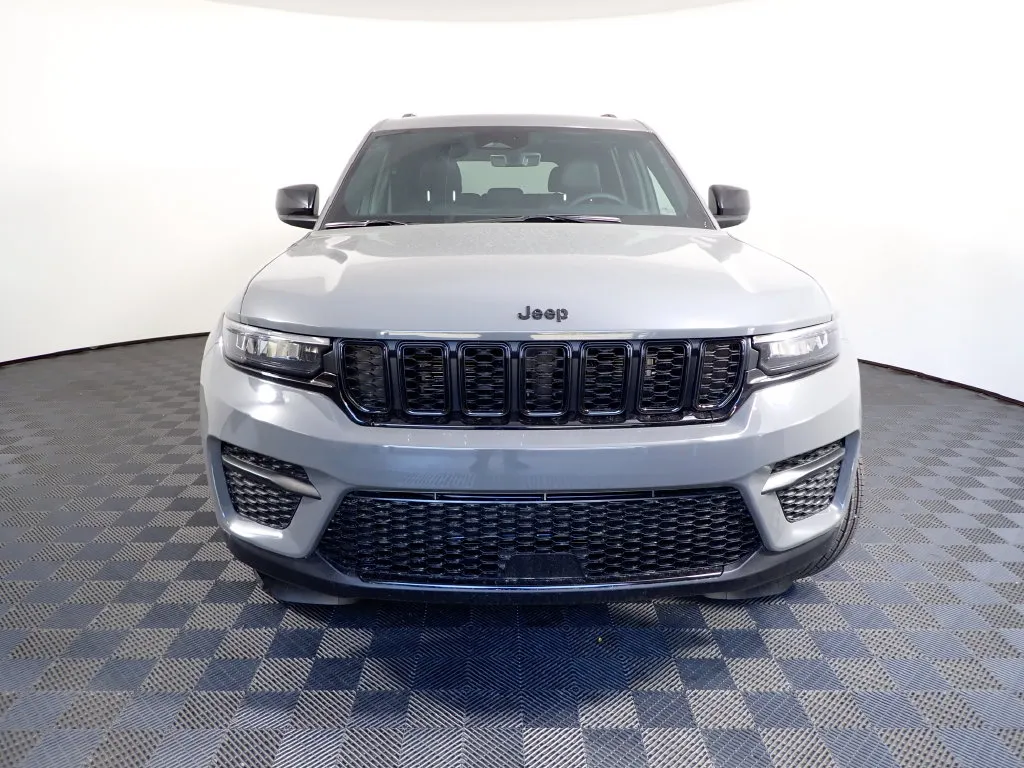 Jeep Grand Cherokee photo 9