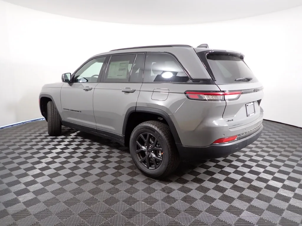 Jeep Grand Cherokee photo 12