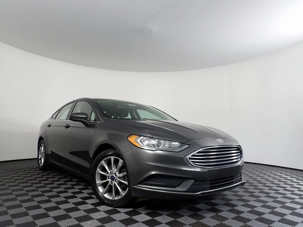 Gray 2017 Ford Fusion SE for sale in Rockbridge, OH