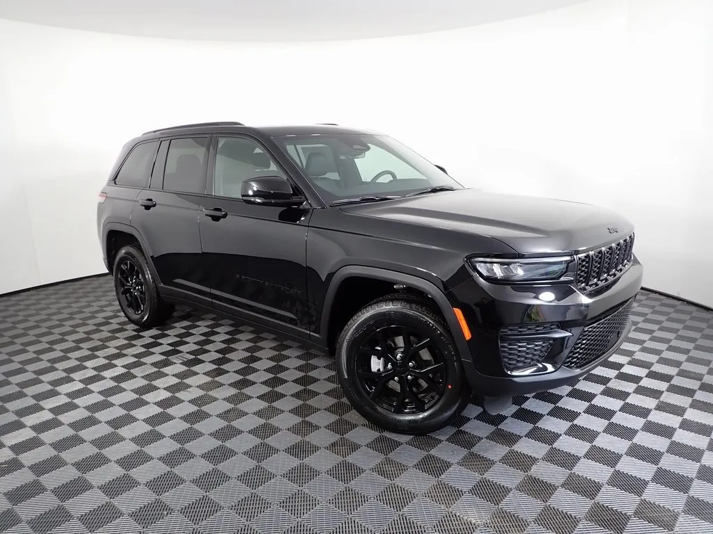 Black 2025 Jeep Grand Cherokee Altitude X for sale in Rockbridge, OH