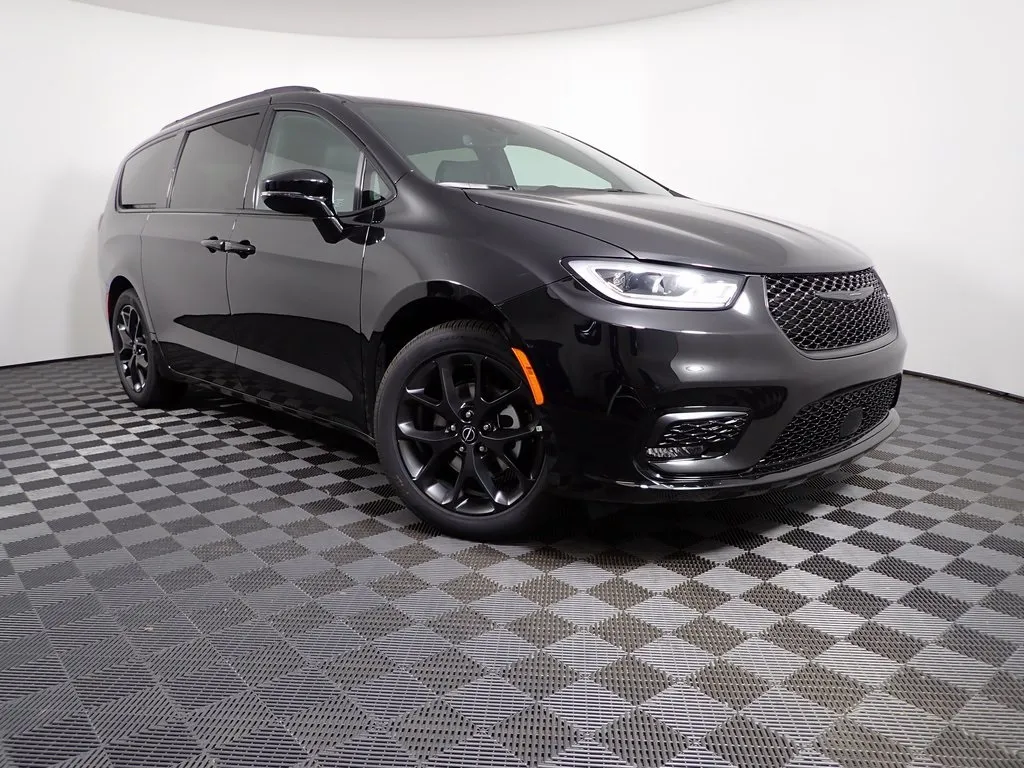 Black 2026 Chrysler Pacifica Select for sale in Rockbridge, OH