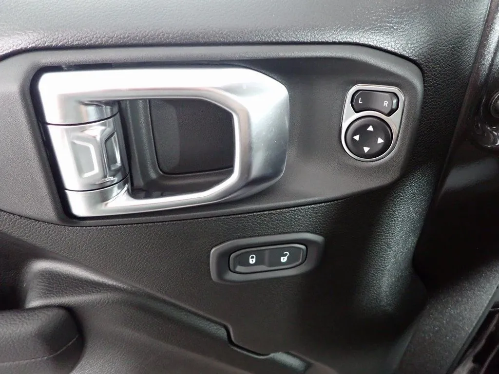 Jeep Wrangler photo 18