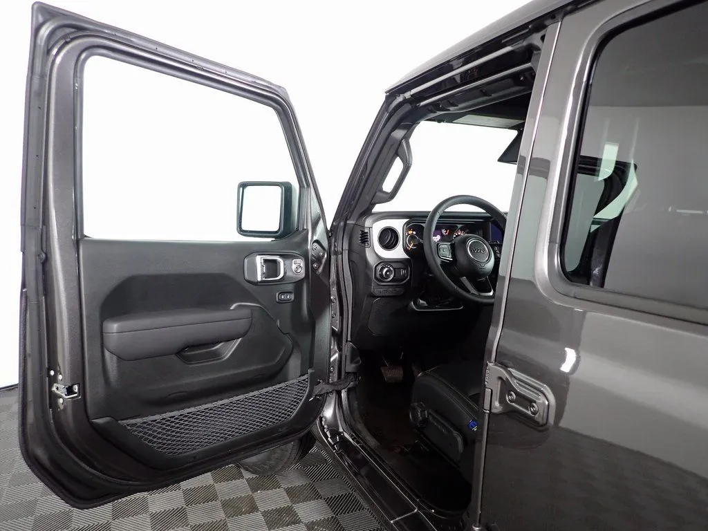 Jeep Wrangler photo 17