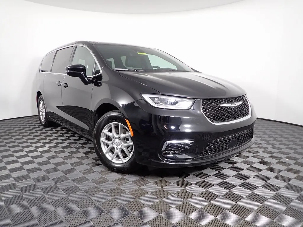 Black 2025 Chrysler Pacifica Select for sale in Rockbridge, OH