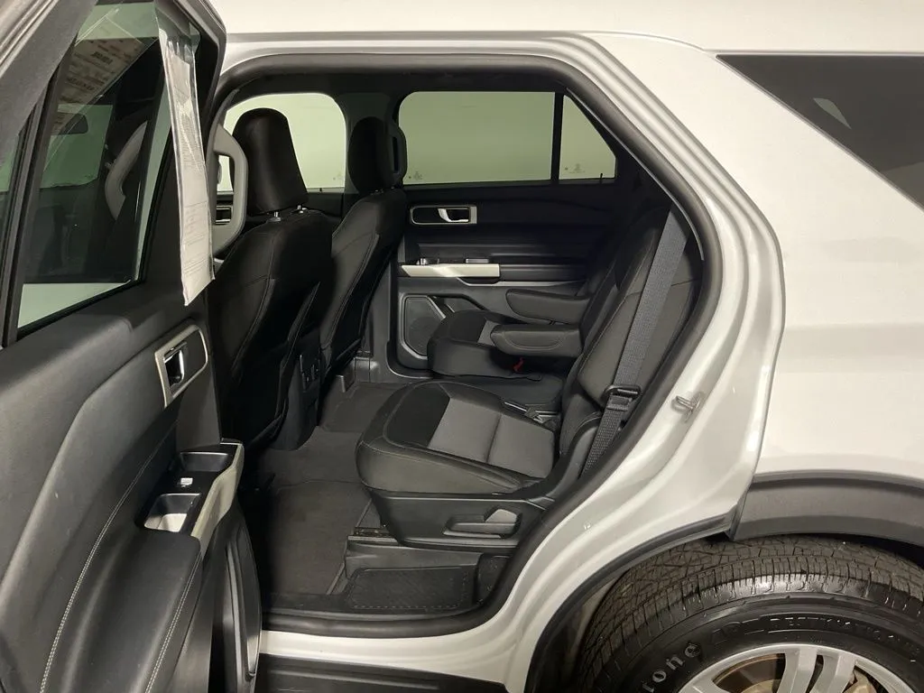 Ford Explorer photo 32