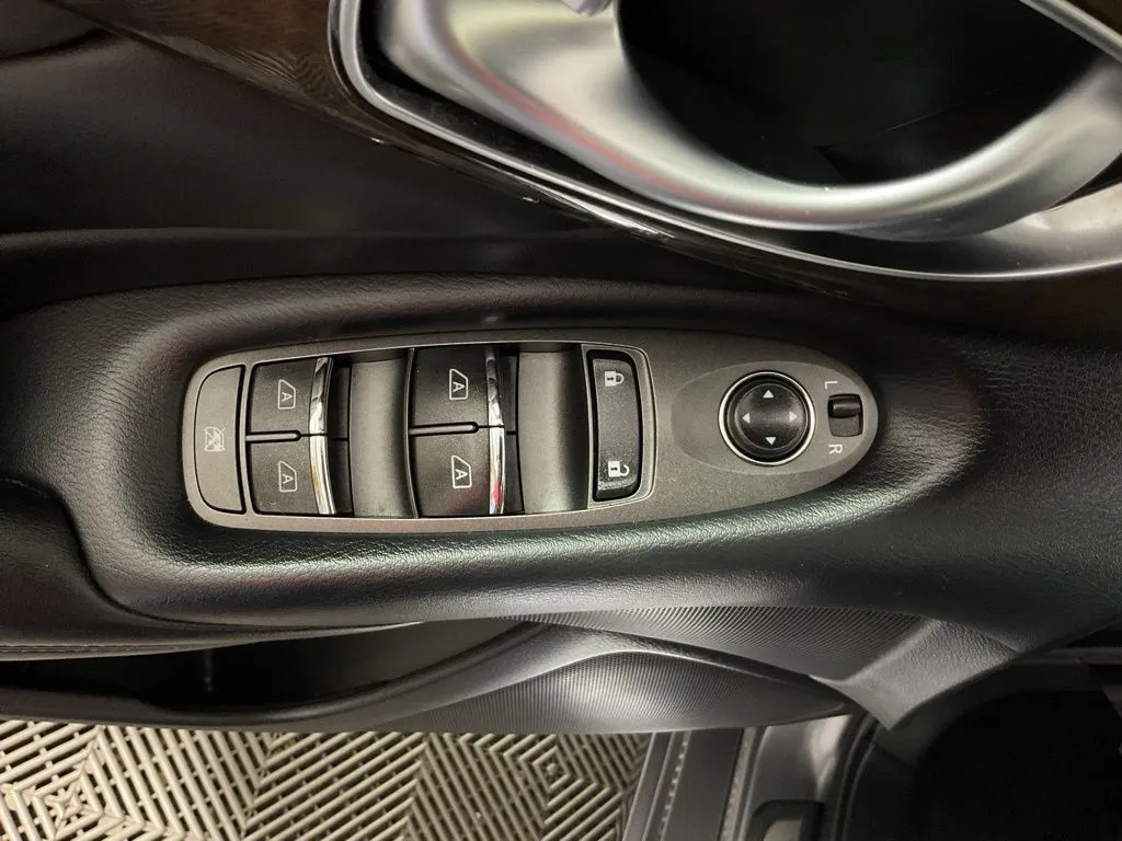 Infiniti Q50 photo 21