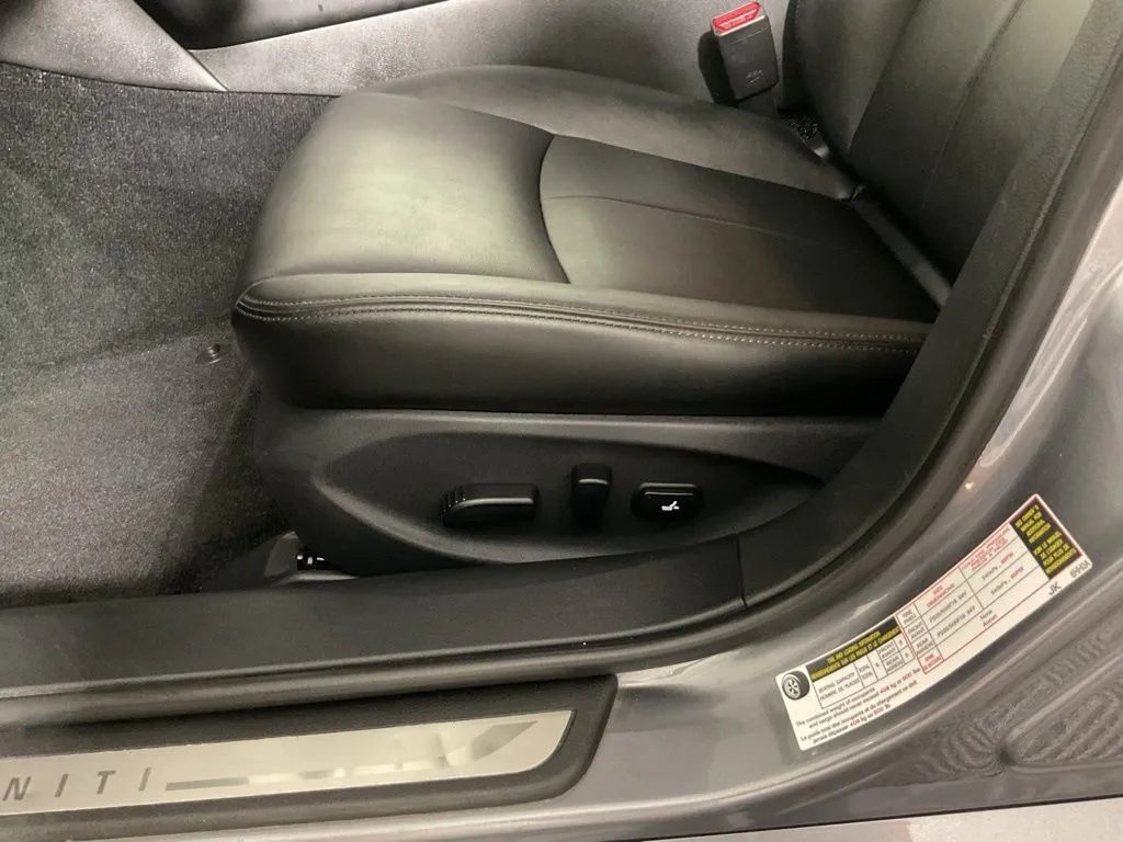 Infiniti Q50 photo 23