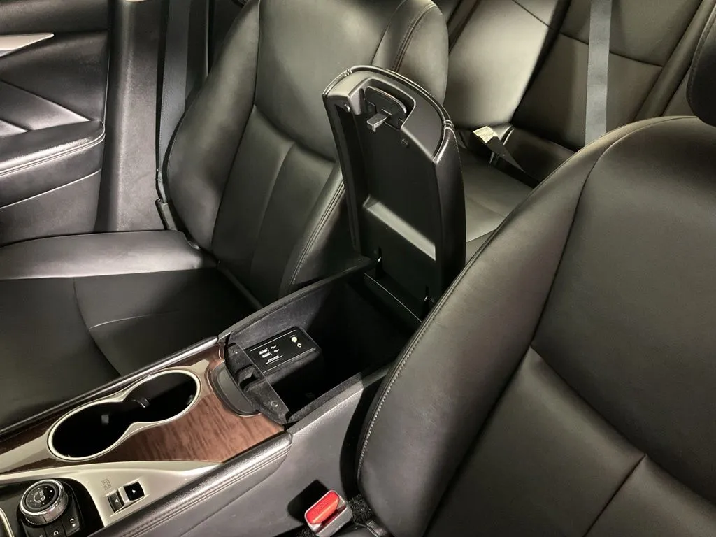 Infiniti Q50 photo 32