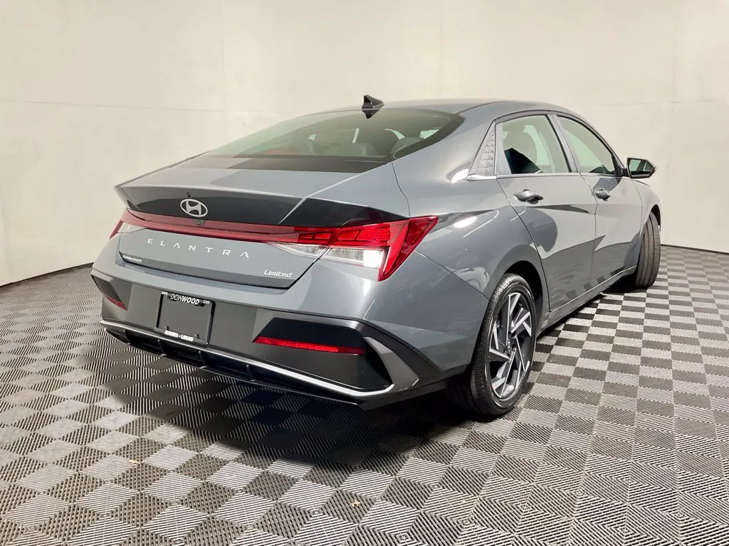 Hyundai Elantra photo 18