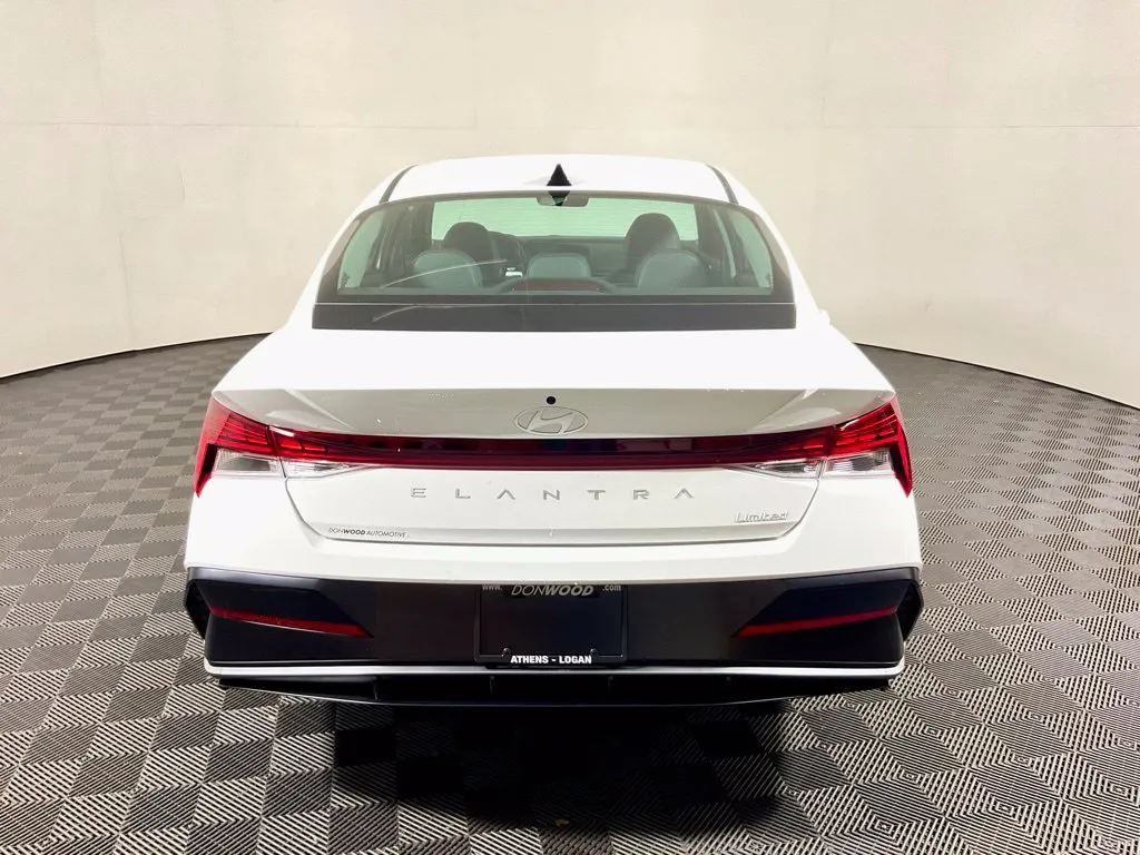 Hyundai Elantra photo 15