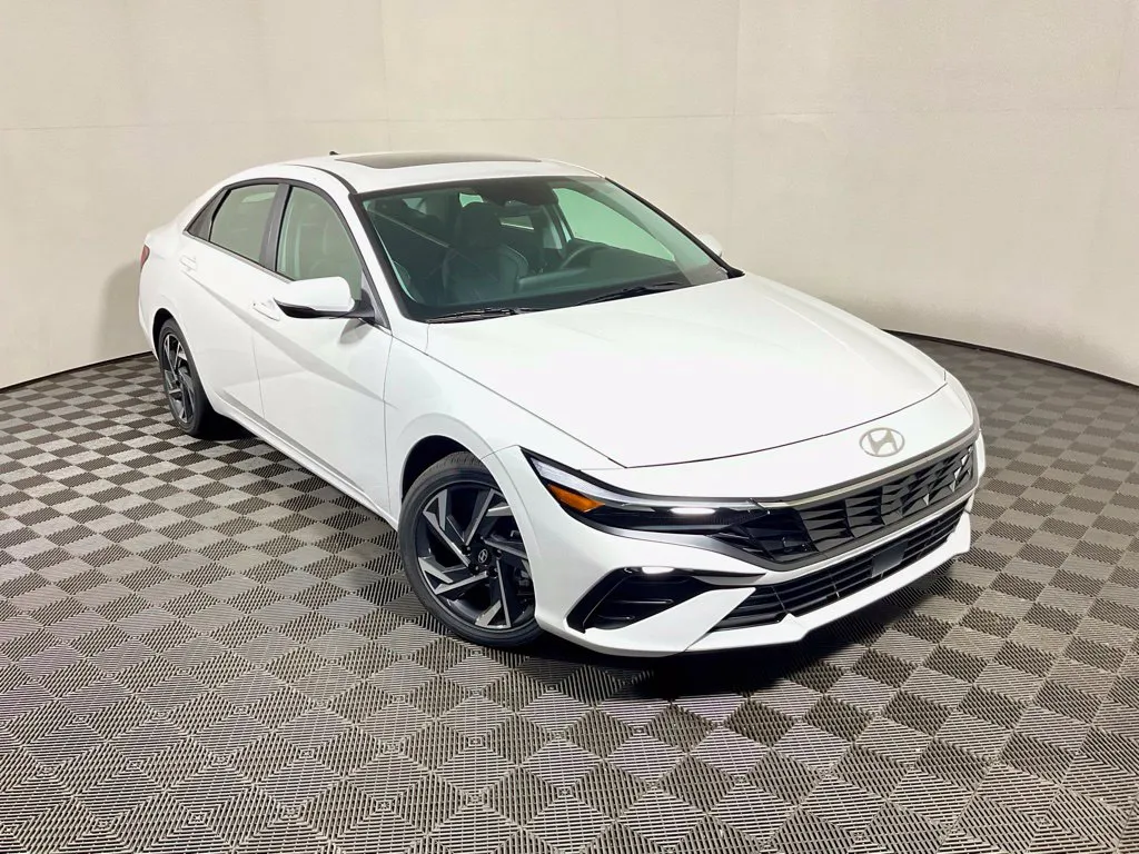 Hyundai Elantra photo 8