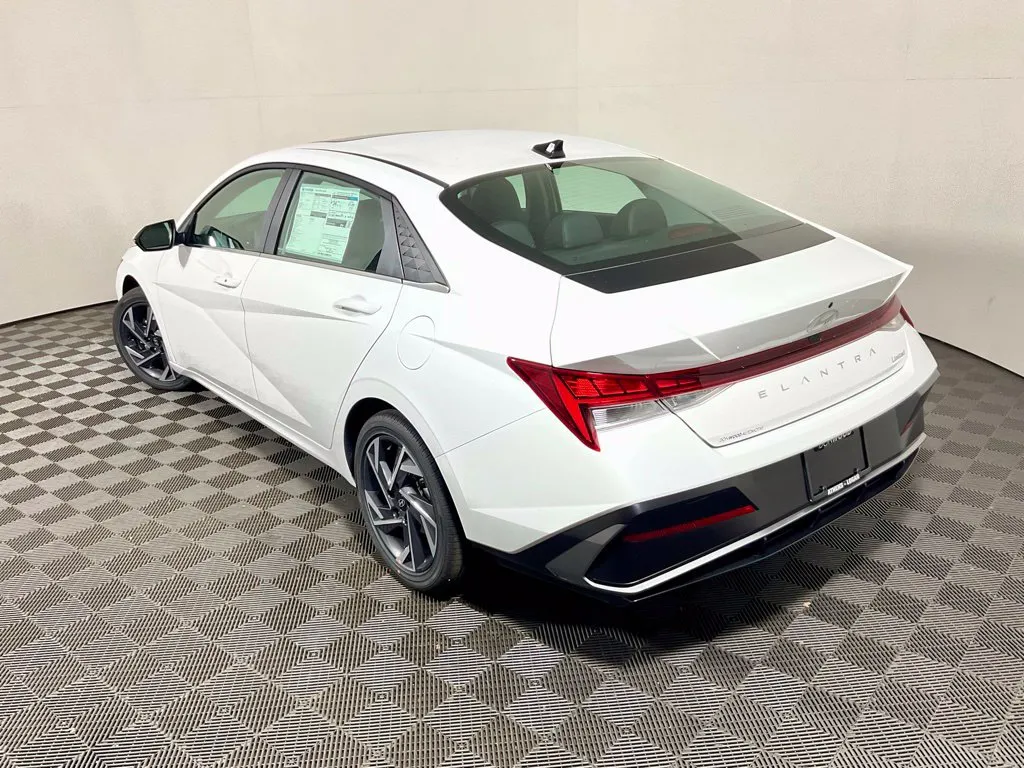 Hyundai Elantra photo 14