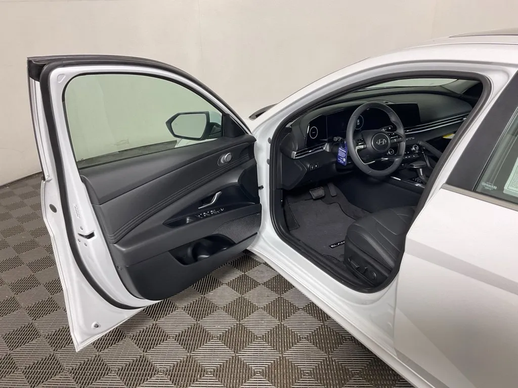 Hyundai Elantra photo 20