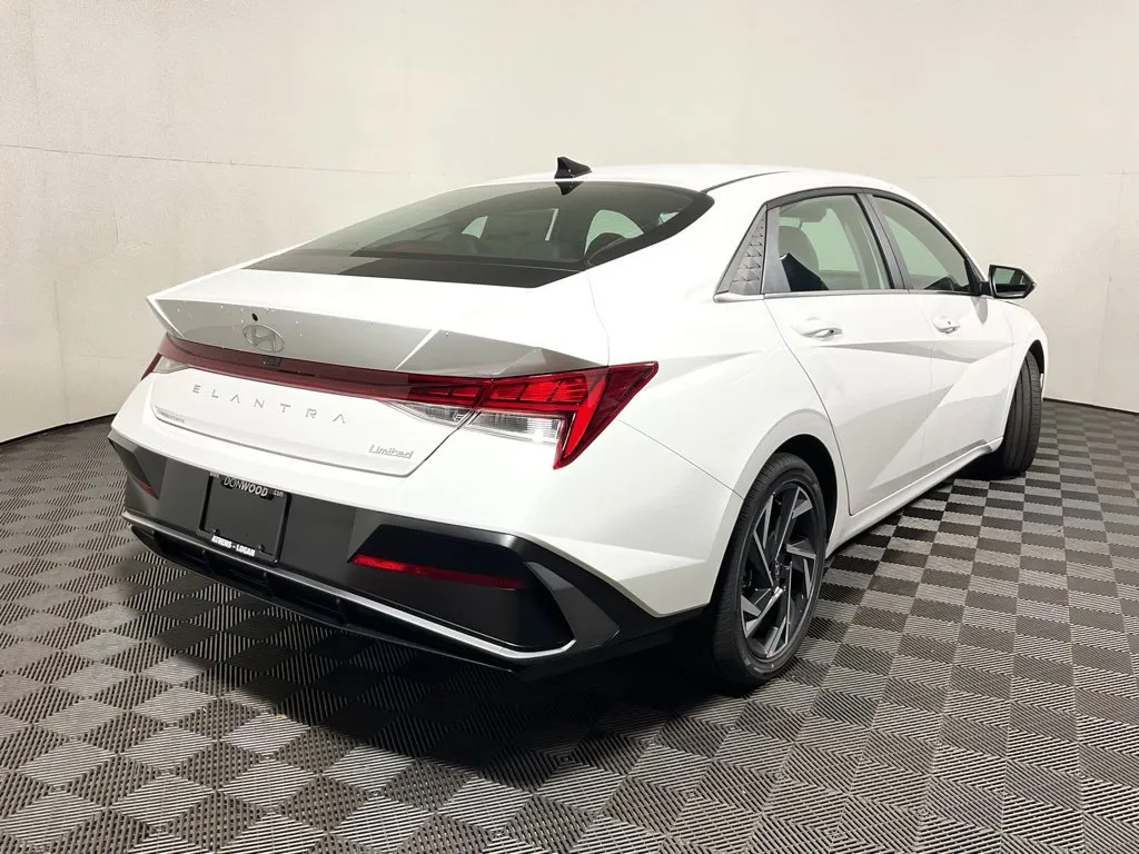 Hyundai Elantra photo 18