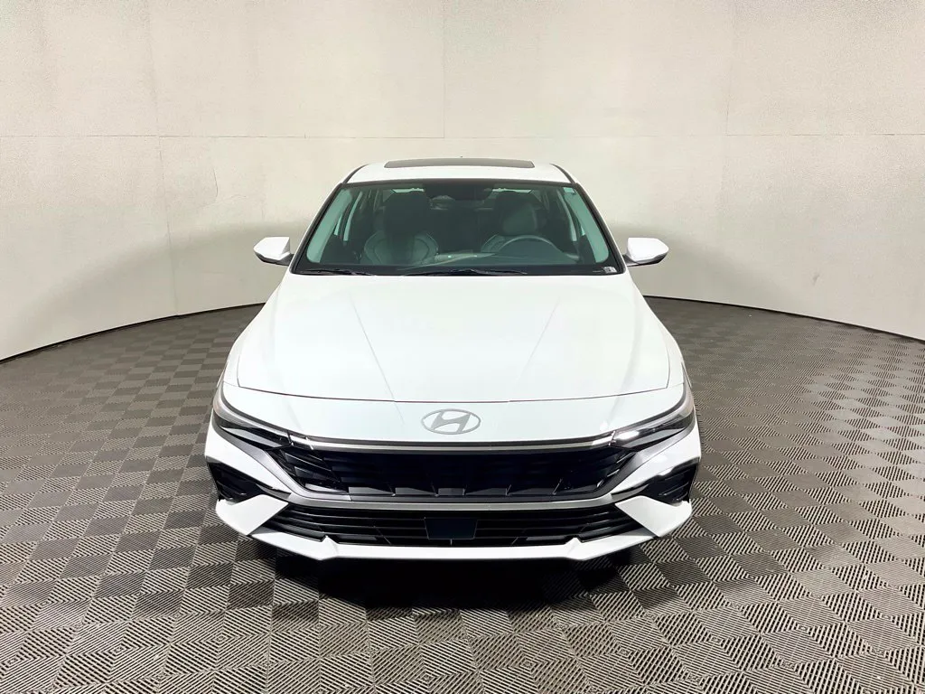 Hyundai Elantra photo 9