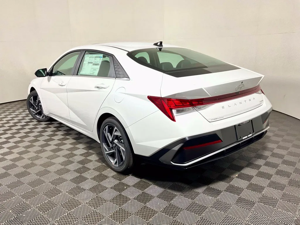Hyundai Elantra photo 13