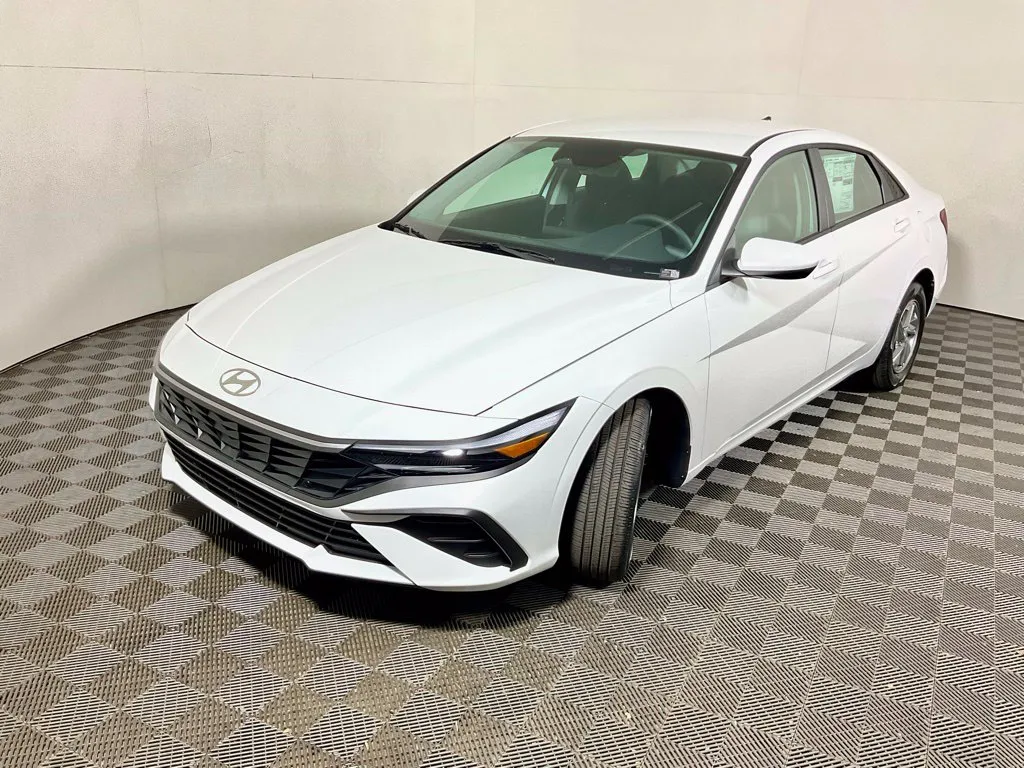 Hyundai Elantra photo 8