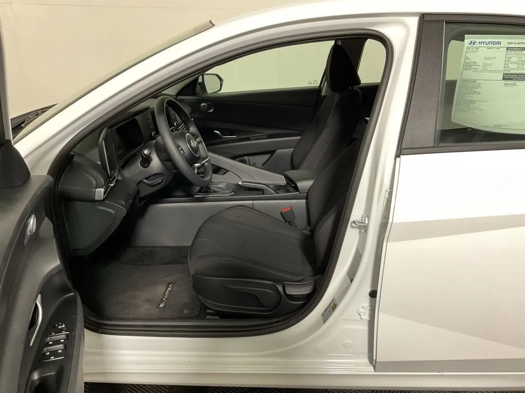 Hyundai Elantra photo 19