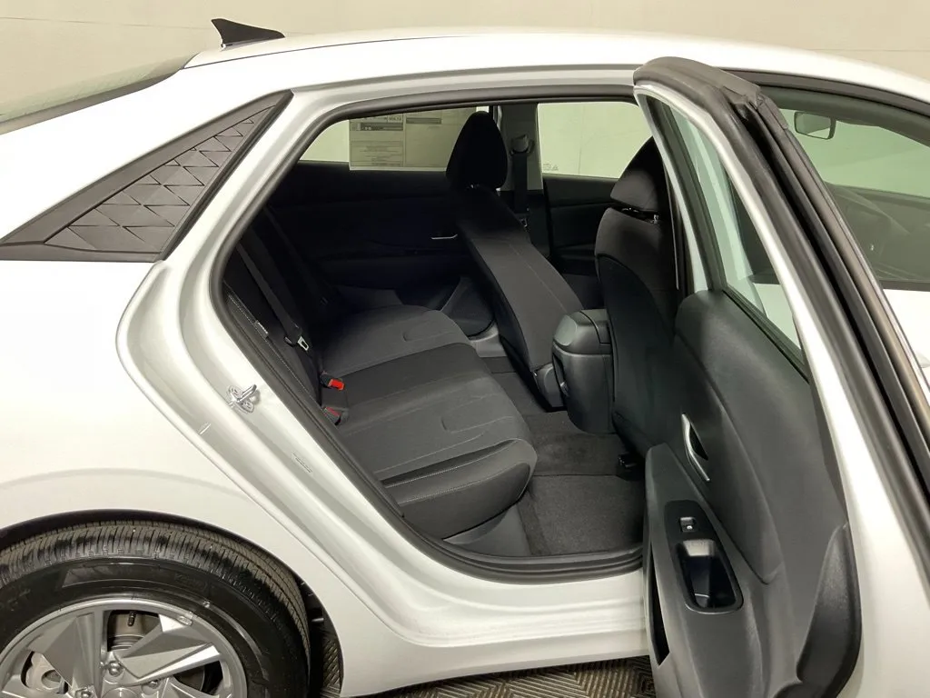 Hyundai Elantra photo 32