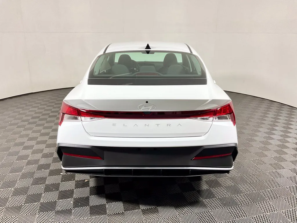 Hyundai Elantra photo 12
