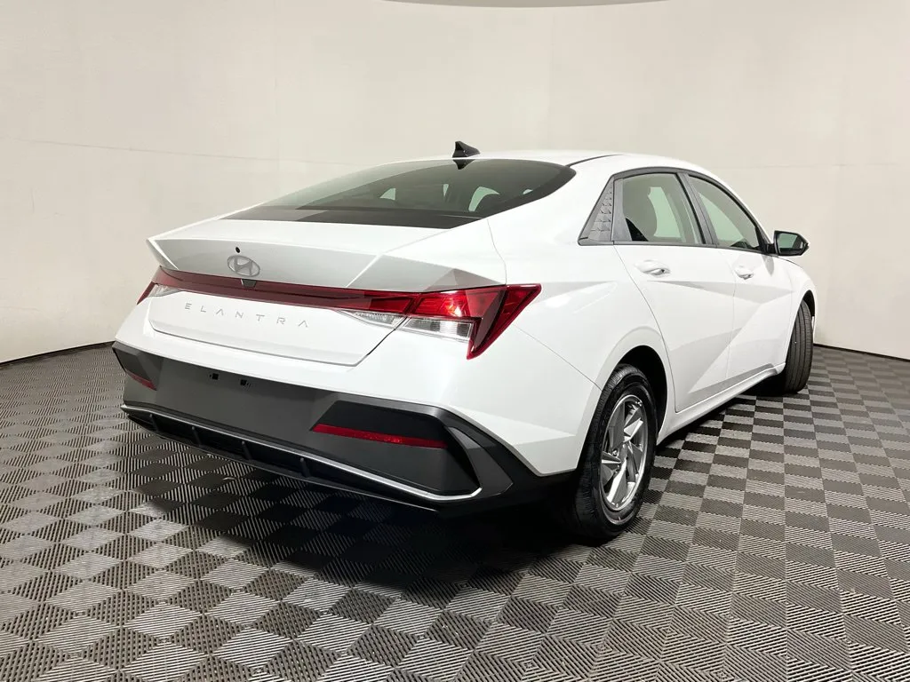 Hyundai Elantra photo 15