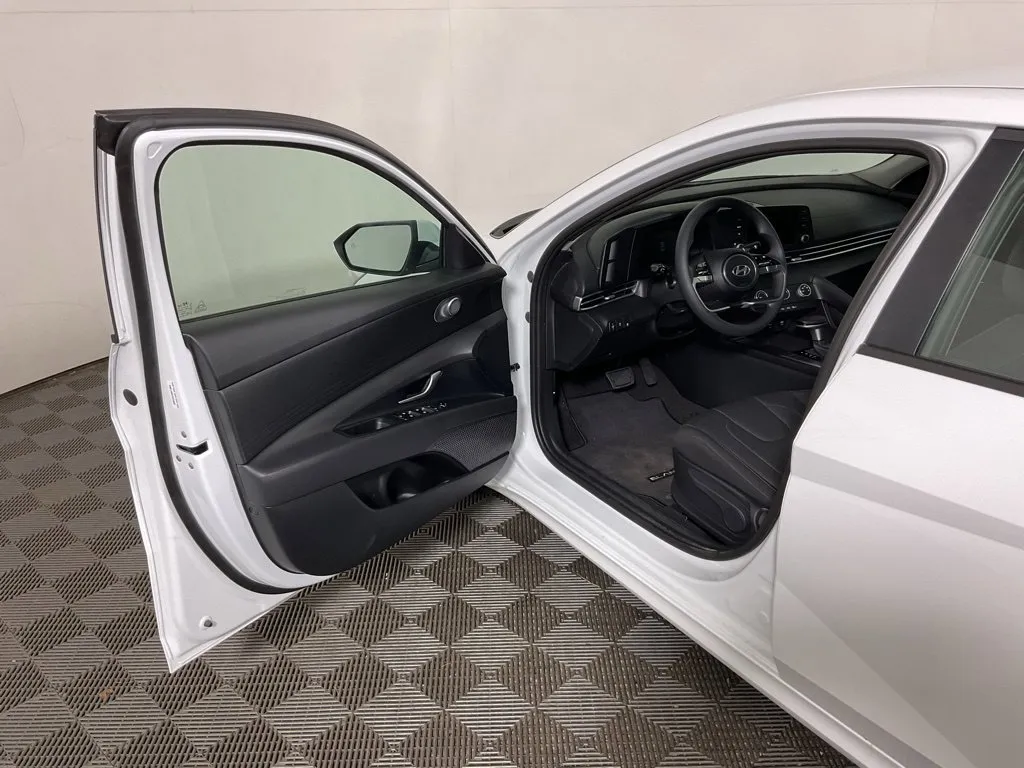 Hyundai Elantra photo 17