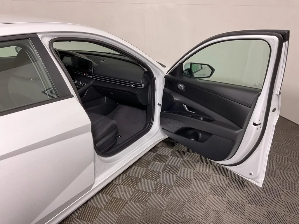 Hyundai Elantra photo 33