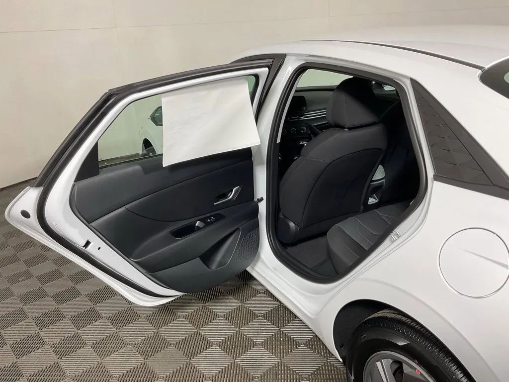 Hyundai Elantra photo 30