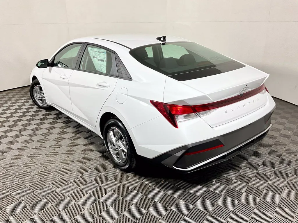 Hyundai Elantra photo 11