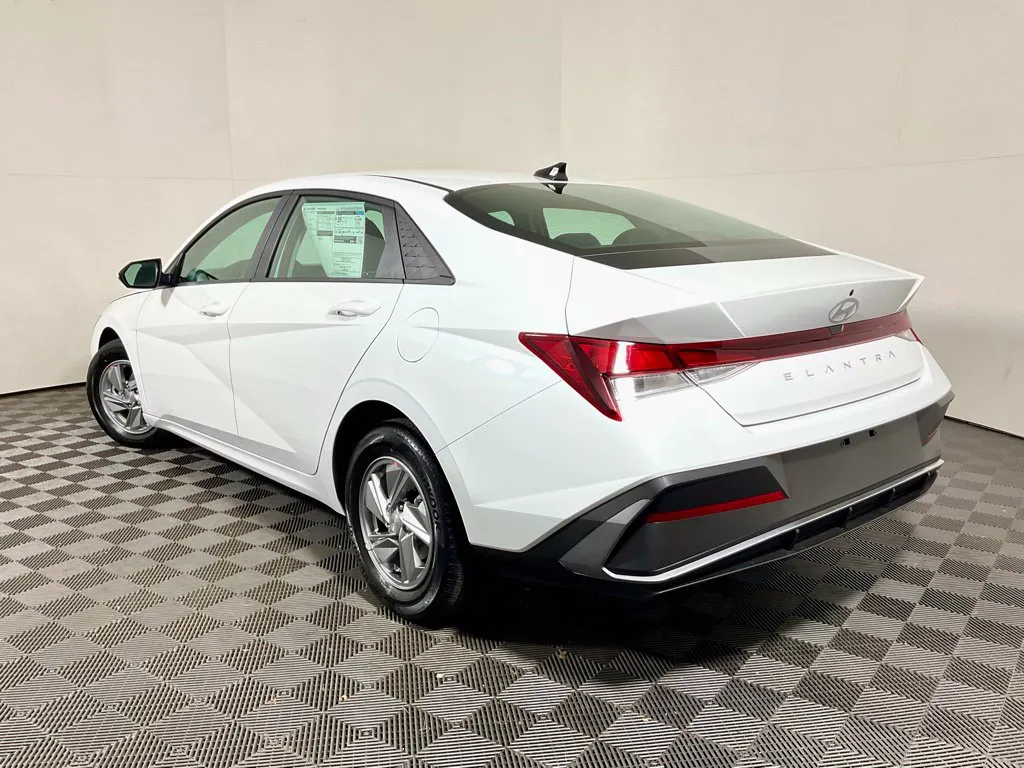Hyundai Elantra photo 9