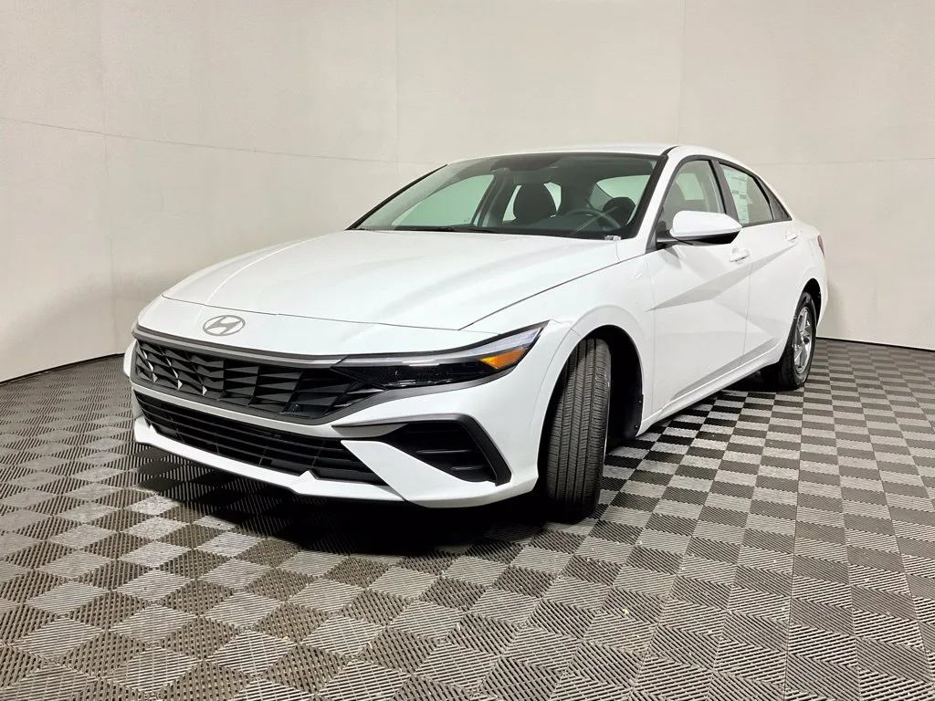 Hyundai Elantra photo 2