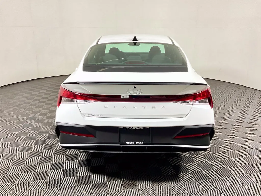Hyundai Elantra photo 12