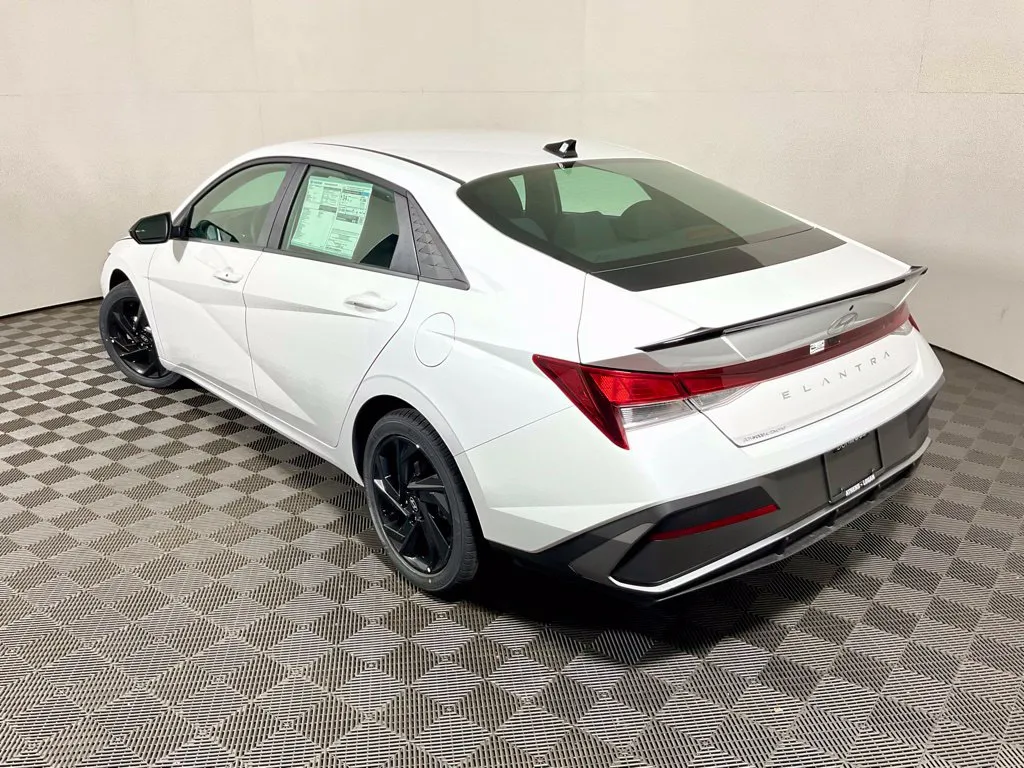 Hyundai Elantra photo 11