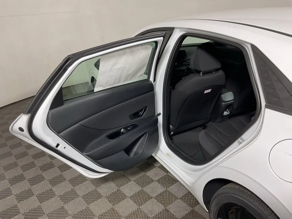 Hyundai Elantra photo 30