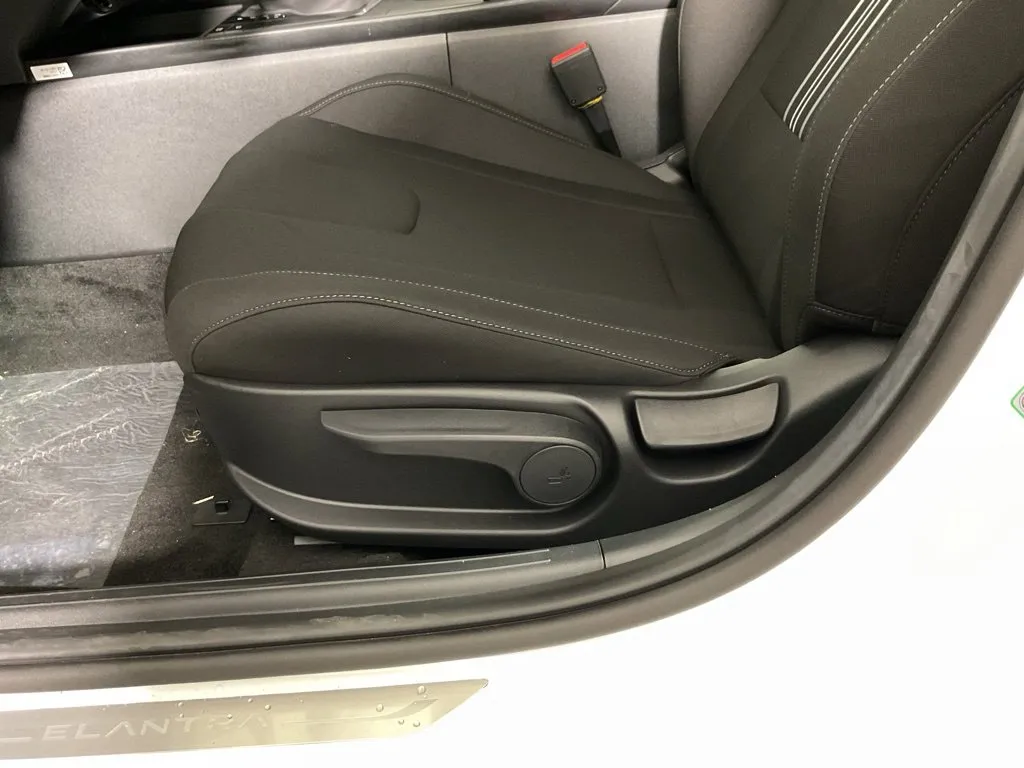 Hyundai Elantra photo 20