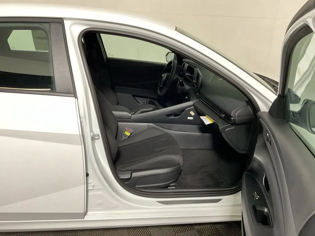 Hyundai Elantra photo 35