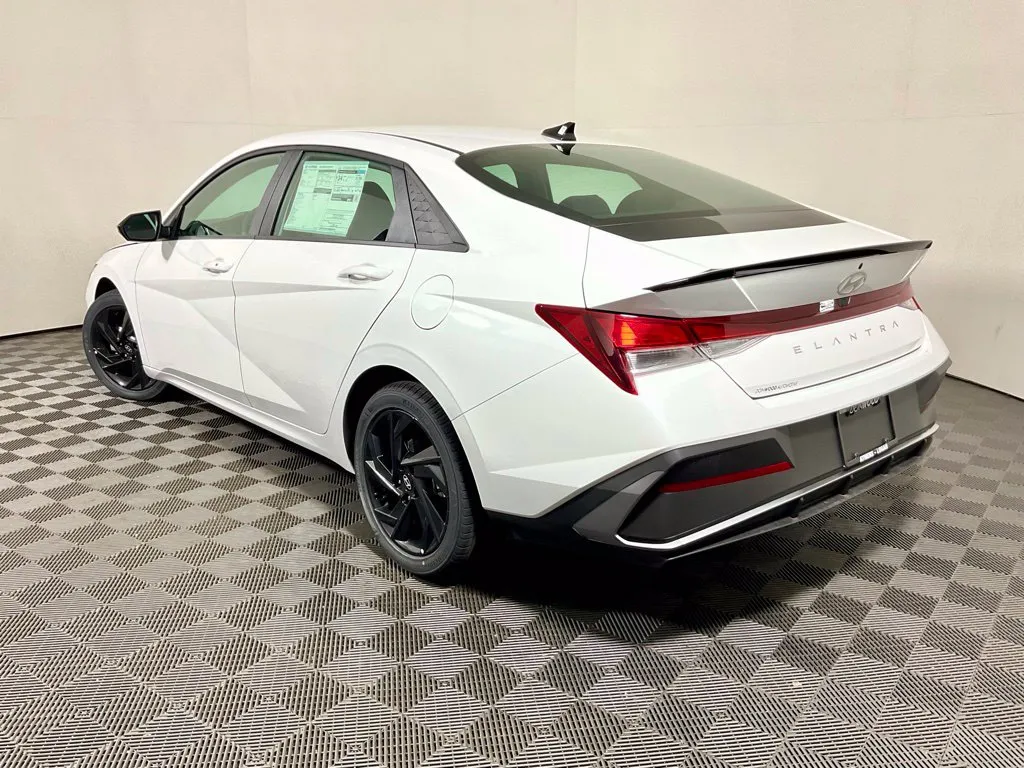 Hyundai Elantra photo 9