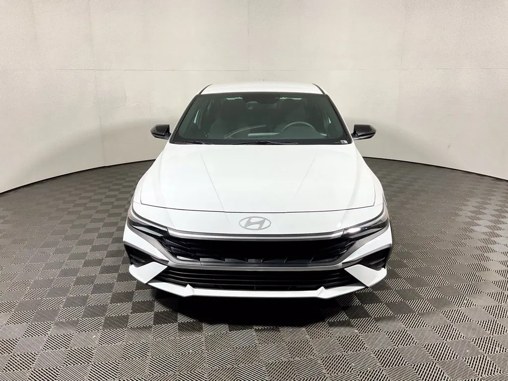 Hyundai Elantra photo 5