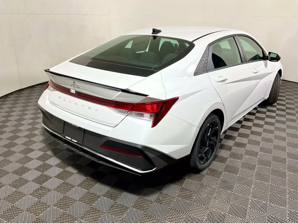 Hyundai Elantra photo 16
