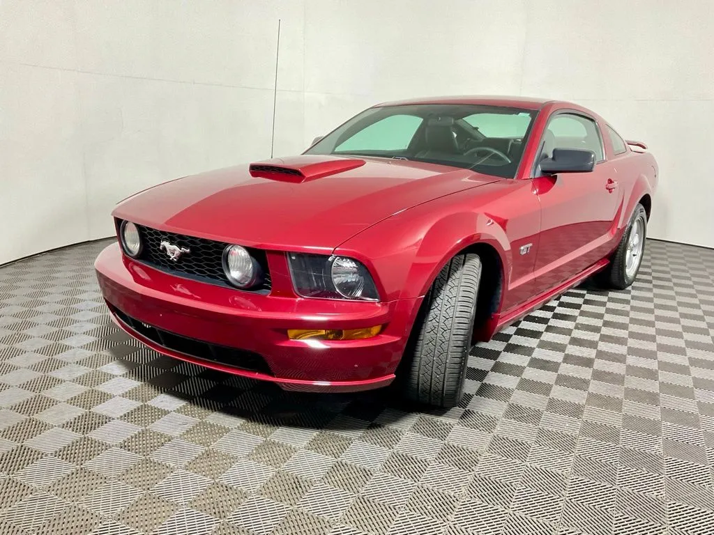 Ford Mustang photo 2