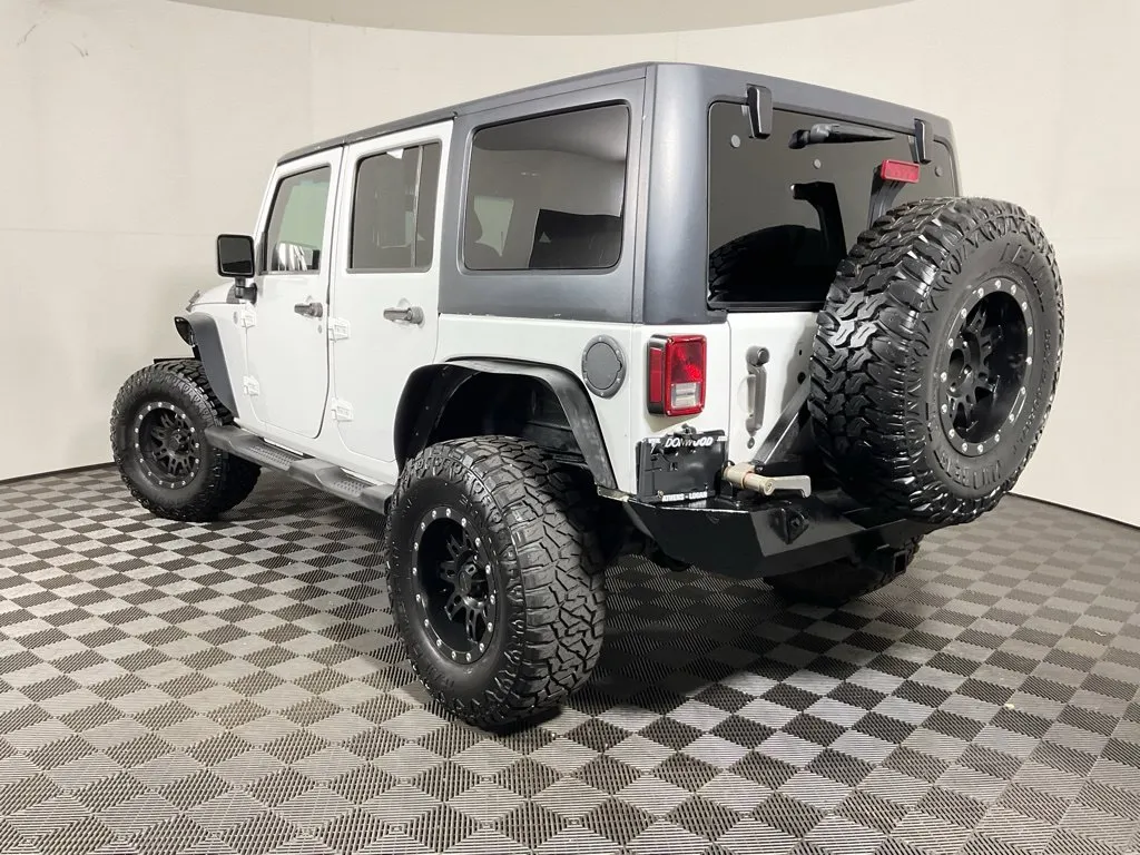 Jeep Wrangler photo 9