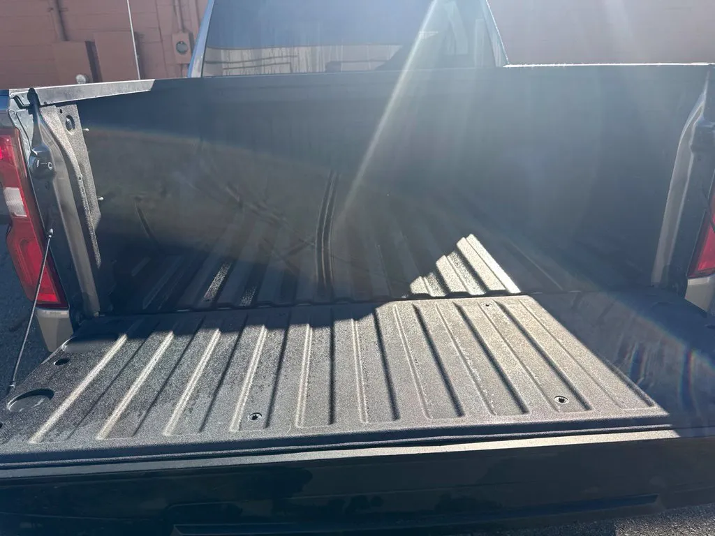 Chevrolet Silverado photo 17