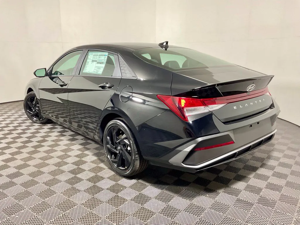 Hyundai Elantra photo 12