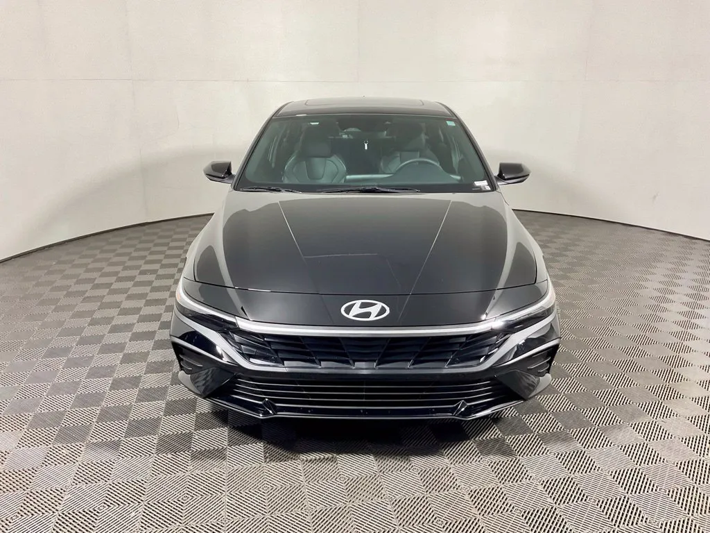 Hyundai Elantra photo 8