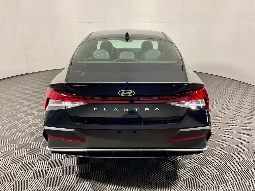 Hyundai Elantra photo 14