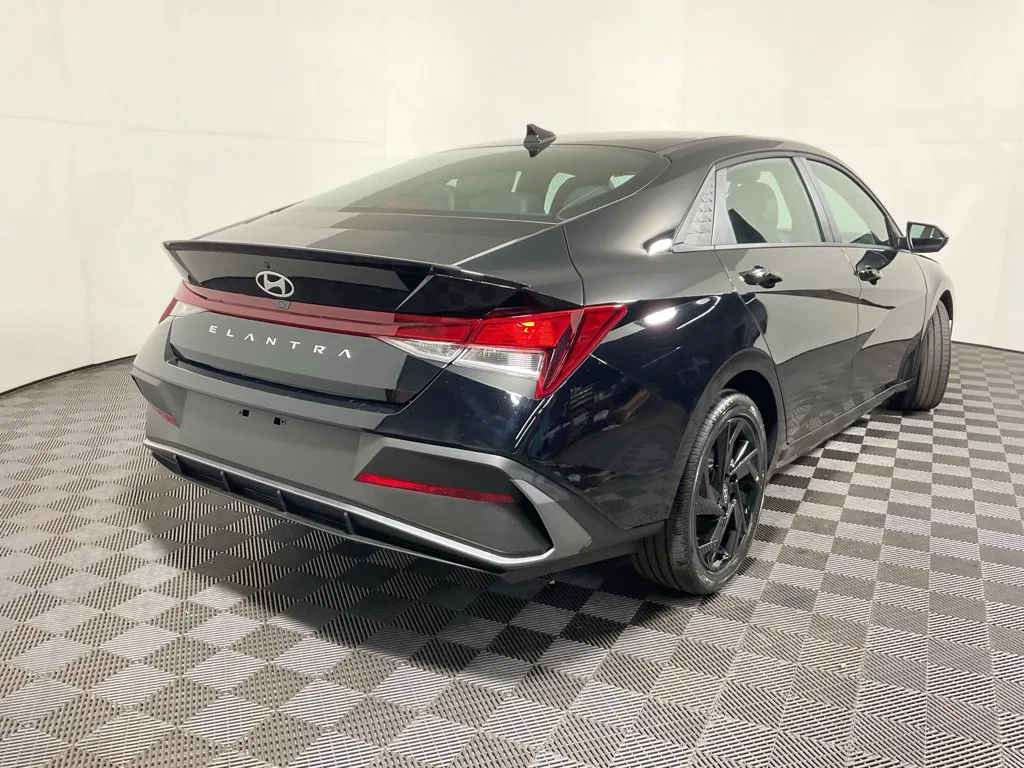 Hyundai Elantra photo 17