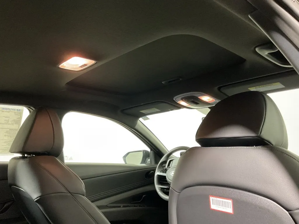 Hyundai Elantra photo 3