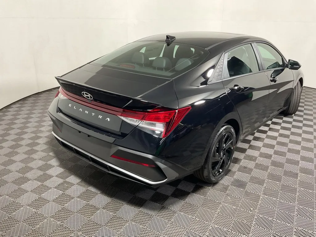 Hyundai Elantra photo 18