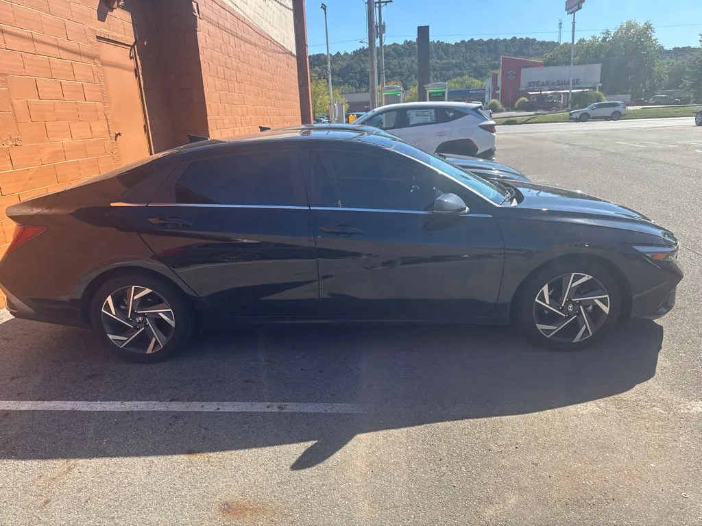 Hyundai Elantra photo 4