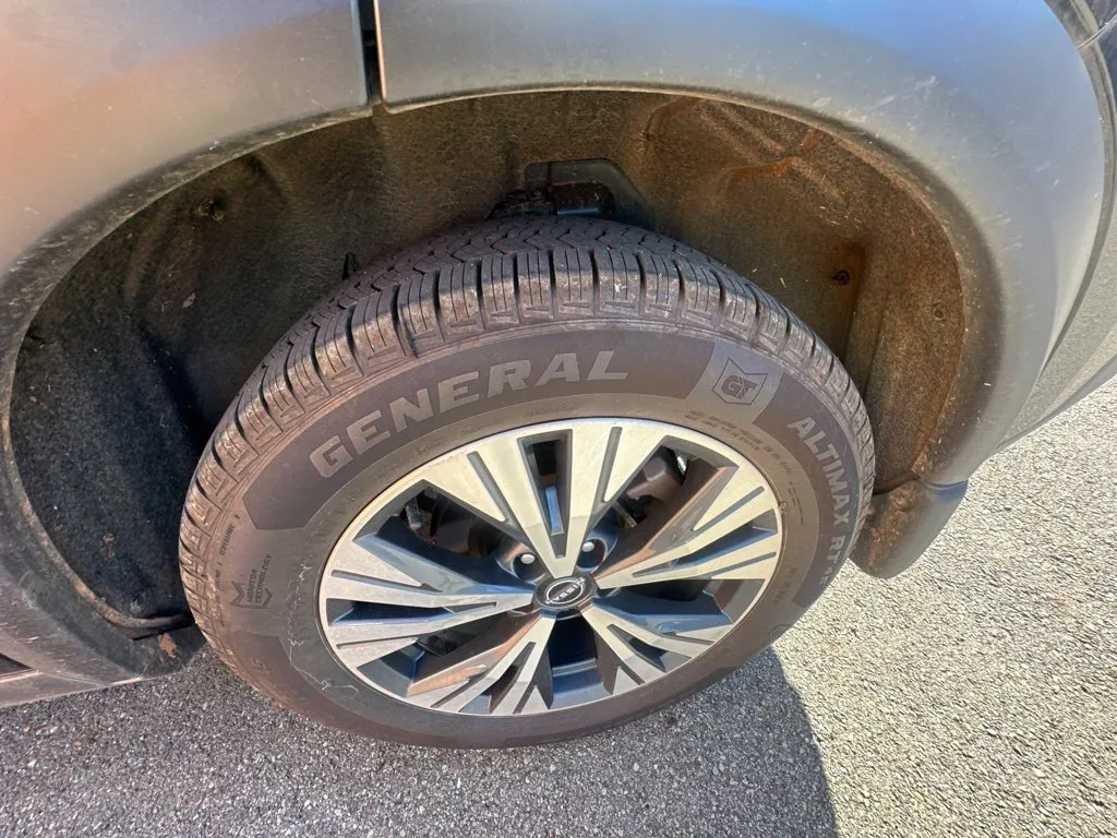 Nissan Rogue photo 8